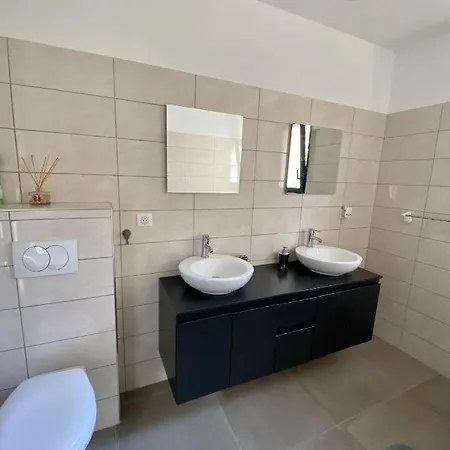3 Chambres Avec Piscine Proche Des Piscines Naturelles Du Cavu Willa *